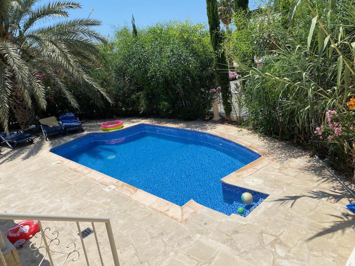 Villa Neyla Four Bedroom Coral Bay Beach Front Exterior foto