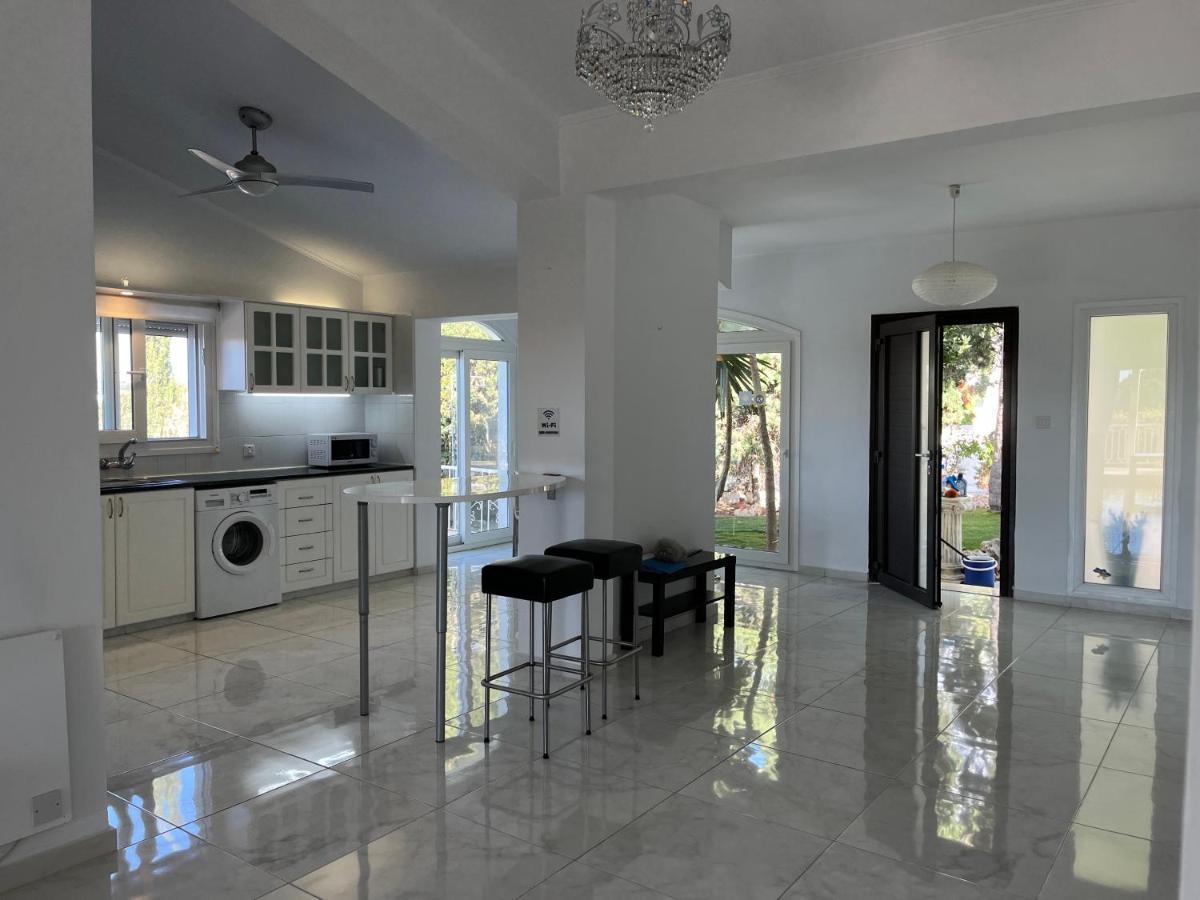 Villa Neyla Four Bedroom Coral Bay Beach Front Exterior foto