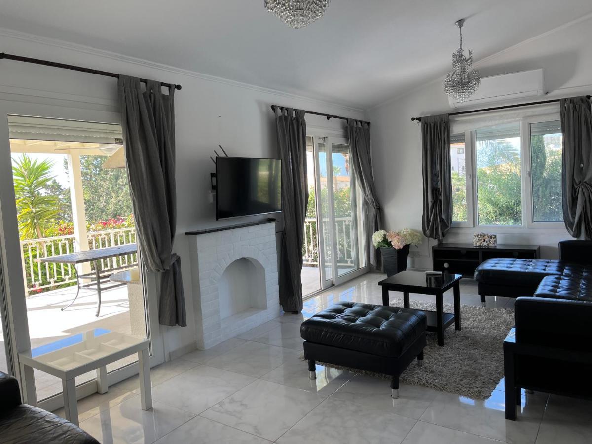 Villa Neyla Four Bedroom Coral Bay Beach Front Exterior foto