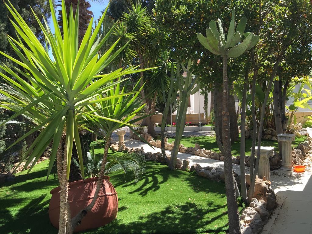 Villa Neyla Four Bedroom Coral Bay Beach Front Exterior foto